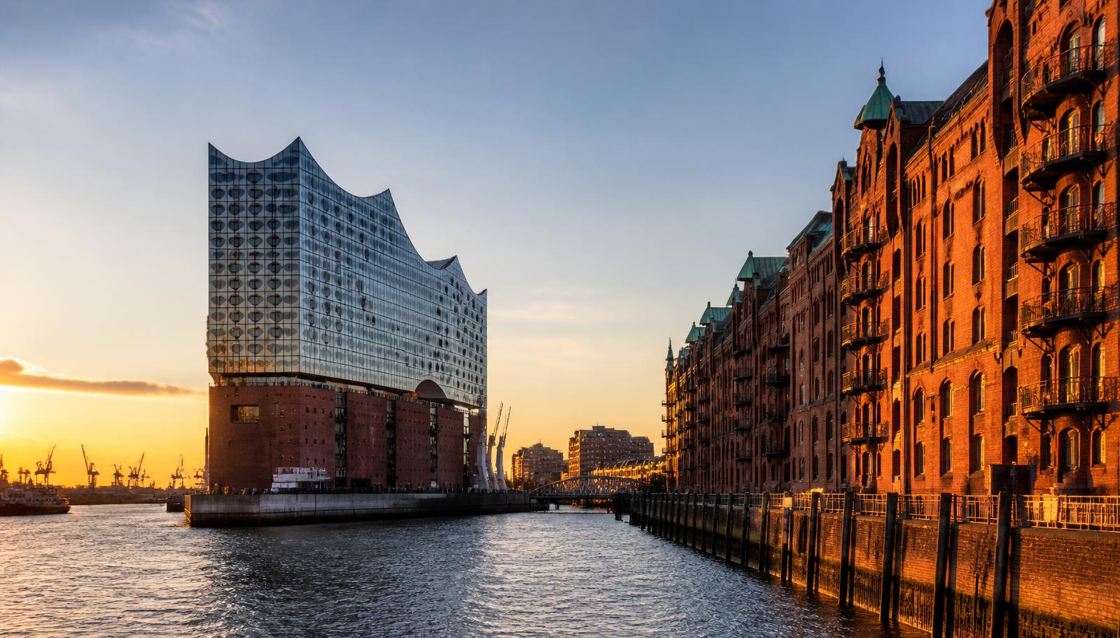 Die Elbphilharmonie und die Speicherstadt in Hamburg